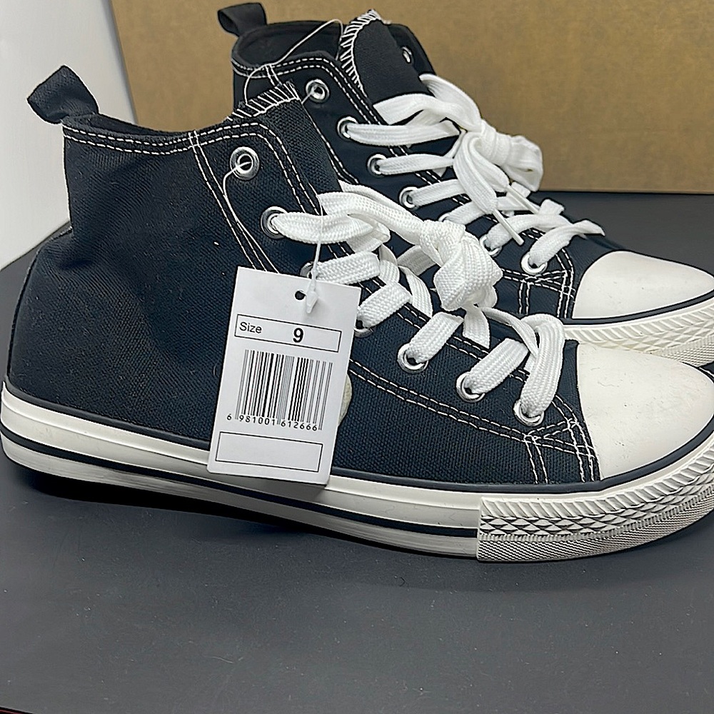 Plain black and white Lightweight comfortable tennis shoes